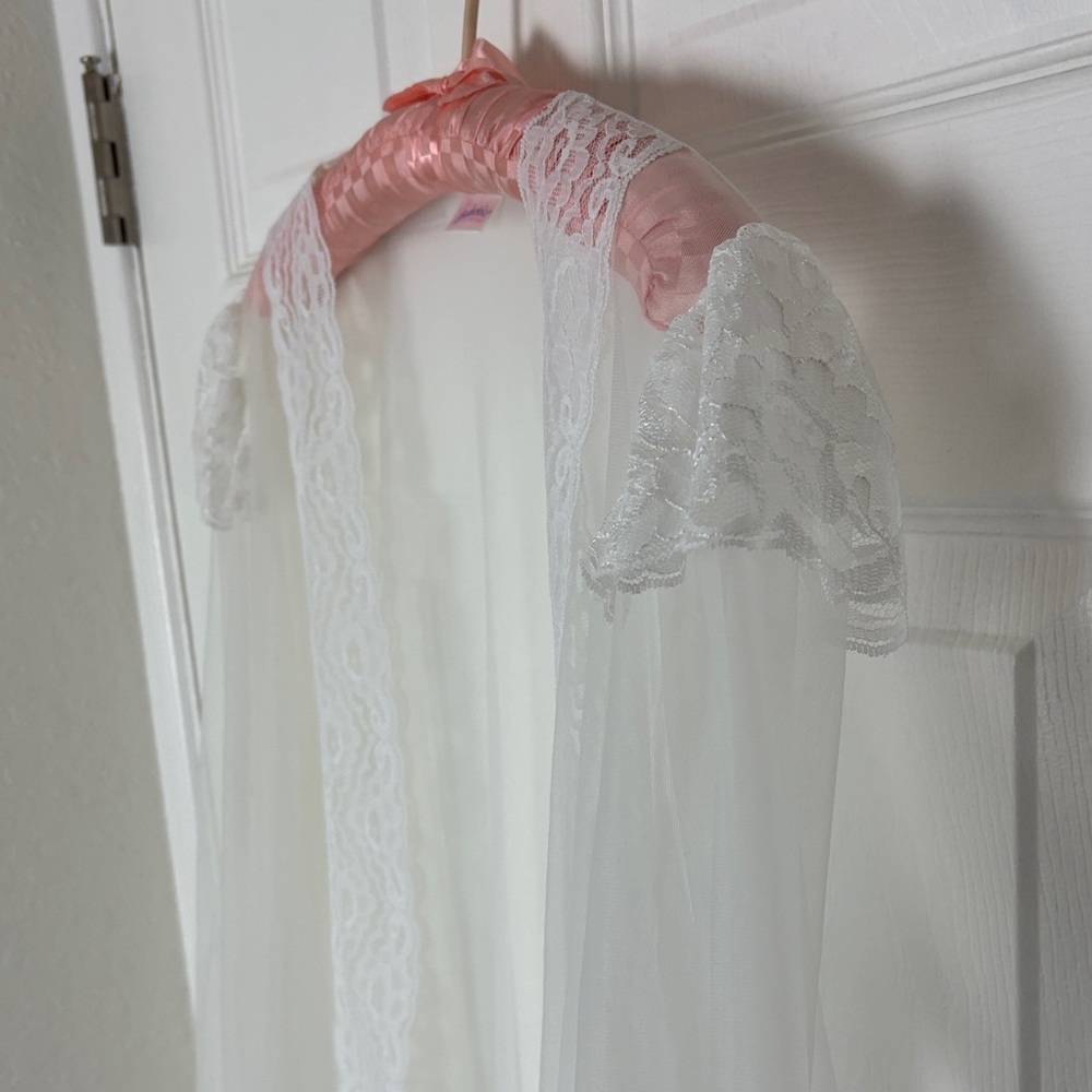 Elegant Frederick’s of Hollywood Vintage Elegant Sheer Lace Trim Open Robe White